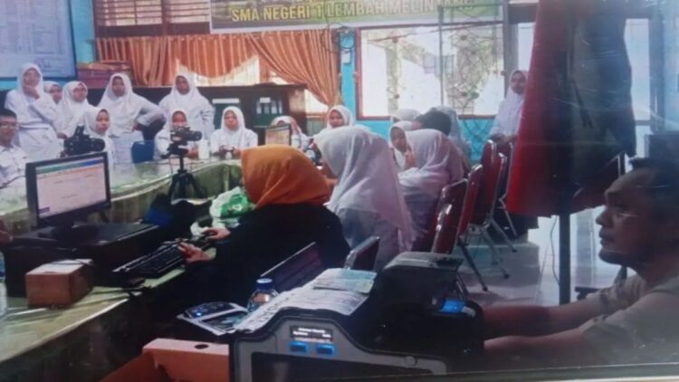 Disdukcapil Pasbar Rekam KTP Elektronik di 10 Sekolah 1 Petugas Dinas Kependudukan dan Catatan Sipil Kabupaten Pasaman Barat saat melakukan perekaman KTP elektronik di salah satu sekolah di daerah itu. (ANTARA/HO-Disdukcapil Pasaman Barat).