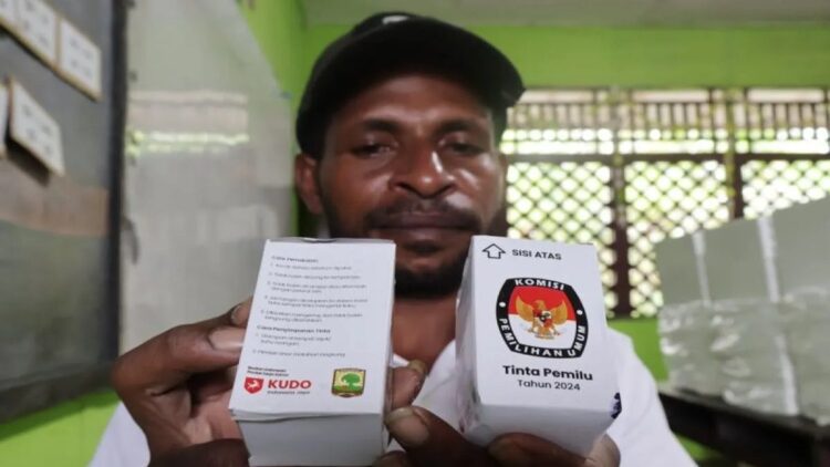 Petugas menunjukkan tinta Pemilu yang merupakan hasil inovasi Universitas Andalas dengan salah satu perusahaan di tanah air. (ANTARA/Muhammad Zulfikar)