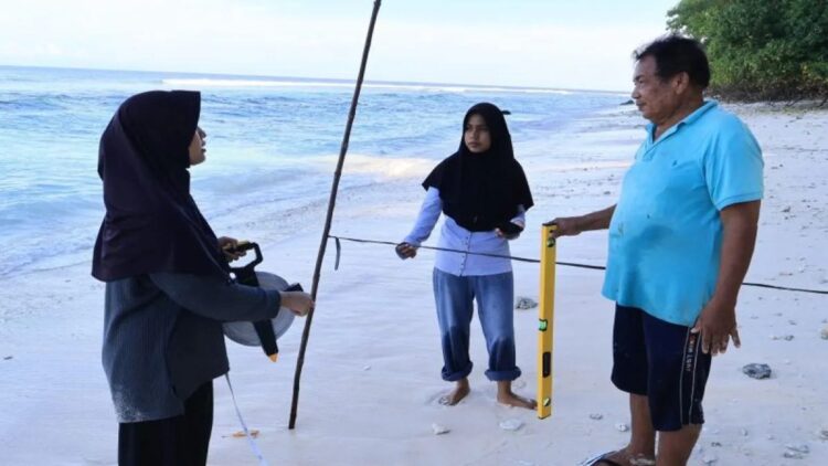 Jaga Habitat Penyu, KKP Ukur Kemiringan Pantai Pulau Bando 1 Mahasiswa Politeknik Ahli Usaha Perikanan, Jakarta bersama enumerator penyu Pulau Bando mengukur kemiringan bibir pantai Pulau Bando, Sumatera Barat. ANTARA/Muhammad Zulfikar