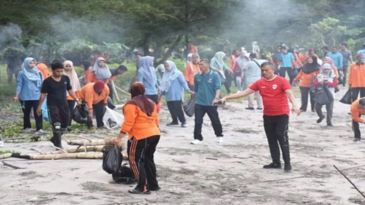 Penjabat Wali Kota Pariaman, Sumbar Roberia mengarahkan tenaga honorer saat aksi pembersihan pantai dari sampah pada 'Gerakan 1491 di Pariaman, Selasa. Antara/HO-Diskominfo Pariaman