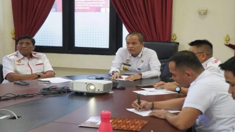 Kakanwil Kemenkumham Sumbar Amrizal (tengah) saat mengikuti rapat secara virtual dari Padang, Rabu (9/10). ANTARA/HO-Kemenkumham