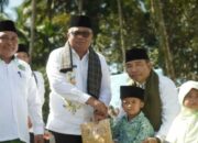 Pemkab Solsel Serahkan Seragam Gratis untuk 3.345 Orang Santri Baru