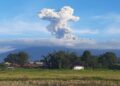 Gunung Marapi Sumatera Barat (2.891) Mdpl, kembali erupsi dengan ketinggian abu vulkanik mencapai 1.000 meter dari atas puncak (Antara/Al Fatah)
