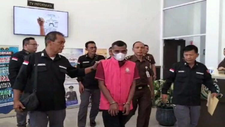 Korupsi Dana Operasional Pemda, Mantan Kabag Umum Dharmasraya Ditahan Kejaksaan 1 Kejati Sumbar menahan mantan Kabag Umum Dharmasraya dalam kasus korupsi. (Foto: Dok. Kejati Sumbar)
