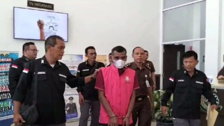Korupsi Dana Operasional di Pemkab Dharmasraya, Kejaksaan Selamatkan Uang Negara Rp1,6 M 1 Tim Penyidik Pidana Khusus Kejaksaan Tinggi (Kejati) Sumatra Barat resmi menahan mantan Pelaksana tugas Kepala Bagian Umum Dhamasraya periode 2023 berinsial AC (46) pada Selasa (29/10). (ANTARA/FathulAbdi)