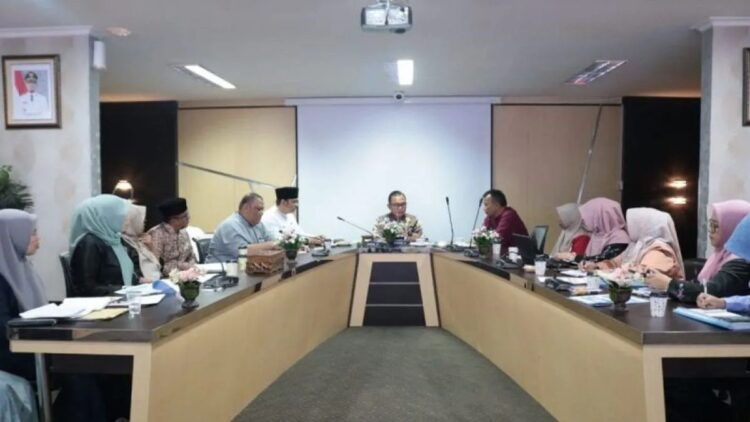 Pemko Bukittinggi terus Berupaya Turunkan Angka Stunting 1 Pjs Wali Kota Bukittinggi, Hani Syopiar Rustam memimpin rapat penurunan angka stunting. Ia meminta dinas kesehatan melibatkan pihak ketiga dalam proses layanan (Antara/Al Fatah)