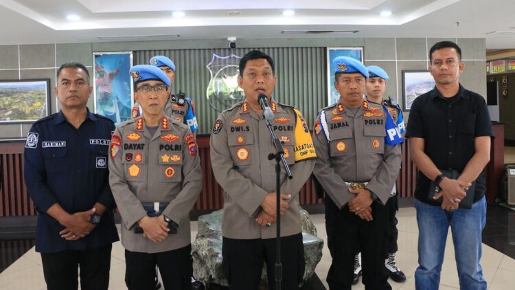 Polda Sumbar Lakukan Sidang Etik untuk 17 Anggota Polisi yang Terlibat Kekerasan di Kasus Afif Maulana 1 Kabid Humas Polda Sumbar Kombes Dwi Sulistiawan dan jajaran Dit Provost beri keterangan terkait sidang anggota polisi yang terlibat kasus Afif Maulana. (dok. Bidhumas Polda Sumbar)
