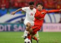 Kapten Timnas Indonesia Asnawi berduel dengan pemain China. (dok. istimewa)