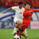 Kapten Timnas Indonesia Asnawi berduel dengan pemain China. (dok. istimewa)