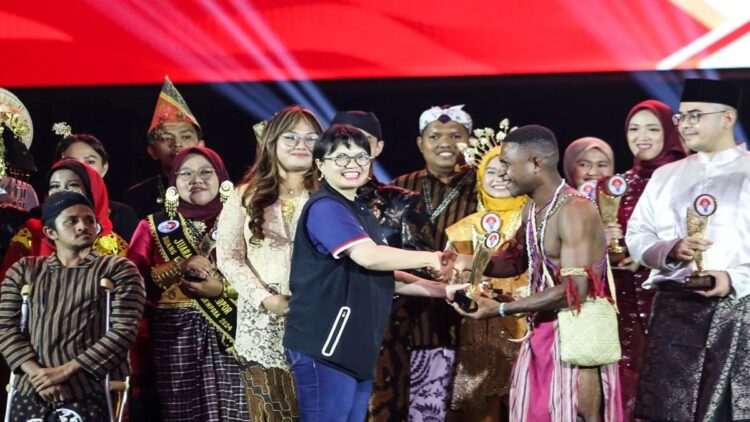 Wamen Dikti Stella Christie (keempat kiri) memberikan pengahargaan kepada perwakilan pemuda berprestasi saat puncak Hari Sumpah Pemuda di Taman Mini Indonesia Indah (TMII), Jakarta, Senin (28/10/2024). (ANTARA FOTO/ASPRILLA DWI ADHA)