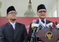 Kepala Badan Penyelenggara Haji, Moch. Irfan Yusuf (kanan) dan Wakil Kepala Badan Penyelenggara Haji, Dahnil Anzar Simanjuntak (kiri) saat memberikan keterangan pers di Istana Kepresidenan Jakarta, Selasa (22/10/2024). (ANTARA/Livia Kristianti)