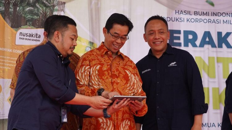 Sebulan Diluncurkan Valuasi Capai Rp2,2 Miliar, Program Garcep PalmCo Kian Berkembang 1 Komisaris Utama PTPN III (Persero) Zulkifli Zaini didampingi Dirut PTPN IV PalmCo Jatmiko Santosa dalam peluncuran Gerakan Cinta Produk PTPN di Medan beberapa hari lalu. (dok. istimewa)
