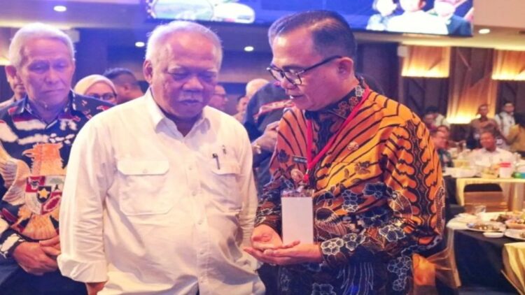 Penjabat Wali Kota Bukittinggi, Hani Rustam berbincang dengan Menteri PUPR Basuki Hadimuljono (Antara/HO-Pemkot Bukittinggi)