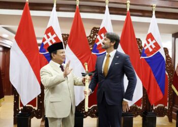 Menteri Pertahanan Republik Indonesia, Prabowo Subianto, menerima kunjungan kehormatan dari Deputi Perdana Menteri sekaligus Menteri Pertahanan Republik Slovakia, Robert Kaliňák, di Kementerian Pertahanan, Jakarta, Kamis (10/10/2024). (Foto. Humas Kemhan RI)
