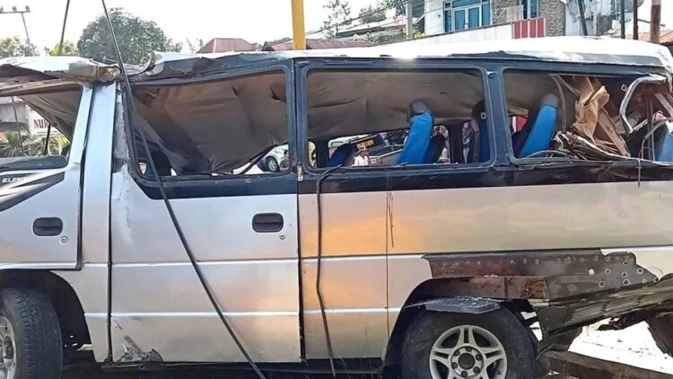 10 Orang Terluka Pascakecelakaan Beruntun di Panyalaian 1 Salah satu mini bus ringsek akibat kecelakaan beruntun di Koto Tuo Panyalaian X Koto Tanahdatar. (ANTARA/ Isril Naidi)