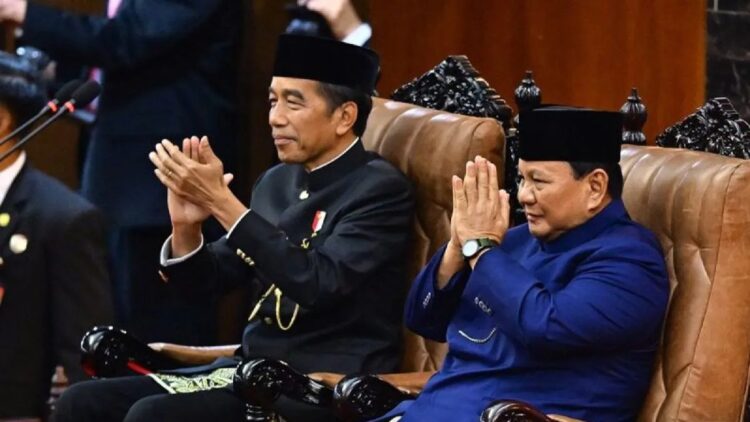 Presiden RI periode 2019-2024 Joko Widodo (kiri) dan Presiden RI periode 2024-2029 Prabowo Subianto (kanan) memberikan salam dalam pelantikan presiden dan wakil presiden periode 2024-2029 di Gedung Nusantara, kompleks parlemen, Senayan, Jakarta, Minggu (20/10/2024). ANTARA FOTO/Rivan Awal Lingga/app/YU/aa.