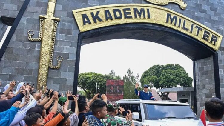 Presiden Prabowo Biayai Retreat Kabinet dengan Uang Pribadi 1 Presiden Prabowo Subianto menyapa warga saat meninggalkan Akademi Militer usai memimpin kegiatan pembekalan, rapat kerja dan retreat Kabinet Merah Putih 2024-2029 di Akademi Militer Magelang, Jawa Tengah, Minggu (27/10/2024).ANTARA FOTO/Muhammad Adimaja/agr/pri.