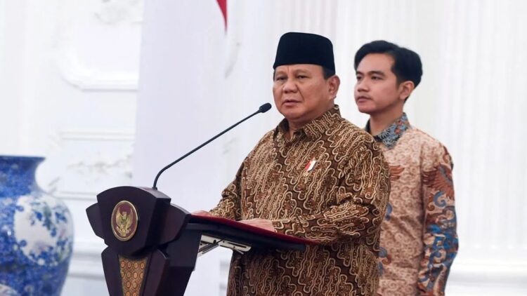 Presiden Prabowo Dorong Peningkatan Investasi, Target 2029 Capai Rp3.414 Triliun 1 Presiden Prabowo Subianto (kiri) didampingi Wapres Gibran Rakabuming Raka mengumumkan jajaran menteri Kabinet Merah Putih di Istana Merdeka, Jakarta, Minggu (20/10/2024). ANTARA FOTO/M Adimaja/foc.
