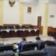 Penjabat Wali Kota Pariaman, Sumbar Roberia membacakan Nota Penjelasan Wali Kota tentang R-APBD Kota Pariaman 2025 pada sidang paripurna di DPRD Pariaman, Senin. (ANTARA/Aadiaat M. S.)