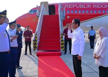 Presiden Joko Widodo (Jokowi) didampingi Ibu Iriana Joko Widodo bertolak menuju Ibu Kota Nusantara (IKN), Provinsi Kalimantan Timur (Kaltim), Jumat (11/10/2024). (Foto: BPMI Setpres)