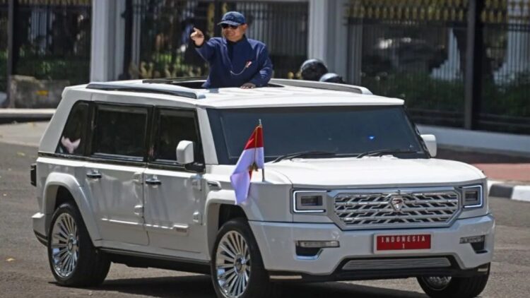 Presiden Prabowo Subianto berdiri menyapa warga dari mobil Pindad Maung Garuda saat tiba di Istana Merdeka, Jakarta, Minggu (20/10/2024). ANTARA FOTO/Hafidz Mubarak A/foc.