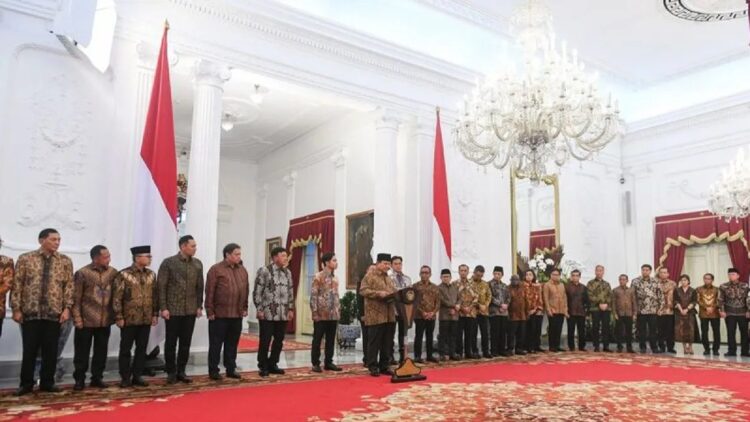 Ini Daftar Nama Menteri di Kabinet Merah Putih 1 Presiden Prabowo Subianto (ketujuh kiri) didampingi Wapres Gibran Rakabuming Raka (keenam kiri) mengumumkan jajaran menteri Kabinet Merah Putih di Istana Merdeka, Jakarta, Minggu (20/10/2024). ANTARA FOTO/Hafidz Mubarak A/foc/pri.