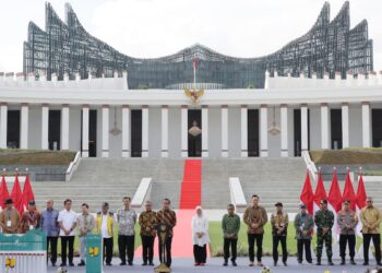 Menteri Agraria dan Tata Ruang/Kepala Badan Pertanahan Nasional (ATR/BPN), Agus Harimurti Yudhoyono (AHY) mendampingi Presiden Joko Widodo dalam Peresmian Istana Negara di Ibu Kota Nusantara (IKN), Provinsi Kalimantan Timur, Jumat (11/10/2024). (Foto Istimewa/Humas Kementerian ATR/BPN)
