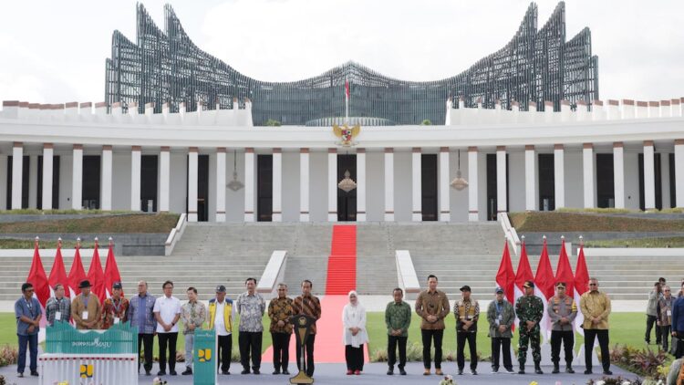 AHY Serahkan Sertifikat Tanah Elektronik dalam Peresmian Istana Negara di IKN 1 Menteri Agraria dan Tata Ruang/Kepala Badan Pertanahan Nasional (ATR/BPN), Agus Harimurti Yudhoyono (AHY) mendampingi Presiden Joko Widodo dalam Peresmian Istana Negara di Ibu Kota Nusantara (IKN), Provinsi Kalimantan Timur, Jumat (11/10/2024). (Foto Istimewa/Humas Kementerian ATR/BPN)