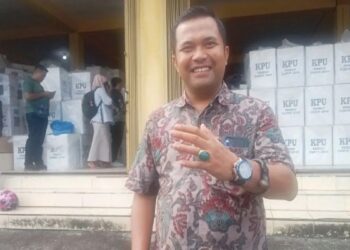 Ketua KPU Pasaman Barat Alfi Syahrin saat melihat kondisi gudang penyimpanan logistik Pilkada 2024. (Antara/Altas Maulana)