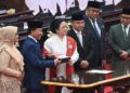Anggota DPR periode 2024-2029 tertua dari Partai Demokrat Zulfikar Achmad (kedua kiri) didampingi anggota DPR termuda dari Partai Gerindra Annisa MA Mahesa (kiri) menerima berkas Memori DPR dari Ketua DPR periode 2019-2024 Puan Maharani (ketiga kiri) bersama jajaran Wakil Ketua DPR periode 2019-2024 Sufmi Dasco Ahmad (ketiga kanan), Rachmat Gobel (kedua kanan) dan Muhaimin Iskandar (kanan) dalam rapat paripurna perdana di Gedung Nusantara, Kompleks Parlemen, Senayan, Jakarta, Selasa (1/10/2024). (ANTARA FOTO/Dhemas Reviyanto/app/rwa)