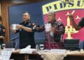 Direktur Penyidikan Jampidsus Kejagung Abdul Qohar (kedua dari kiri) menunjukkan barang bukti yang disita dari tersangka ZR dalam kasus dugaan pemufakatan jahat untuk suap atau gratifikasi kepada awak media dalam konferensi pers di Gedung Kejaksaan Agung, Jakarta, Jumat (25/10/2024). (ANTARA/Nadia Putri Rahmani)