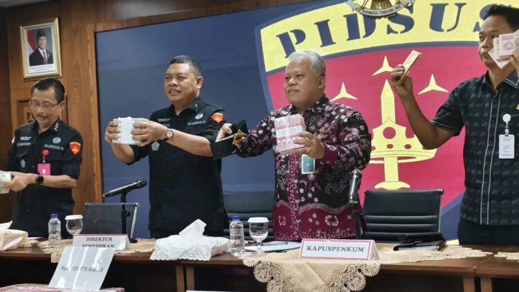 Direktur Penyidikan Jampidsus Kejagung Abdul Qohar (kedua dari kiri) menunjukkan barang bukti yang disita dari tersangka ZR dalam kasus dugaan pemufakatan jahat untuk suap atau gratifikasi kepada awak media dalam konferensi pers di Gedung Kejaksaan Agung, Jakarta, Jumat (25/10/2024). (ANTARA/Nadia Putri Rahmani)