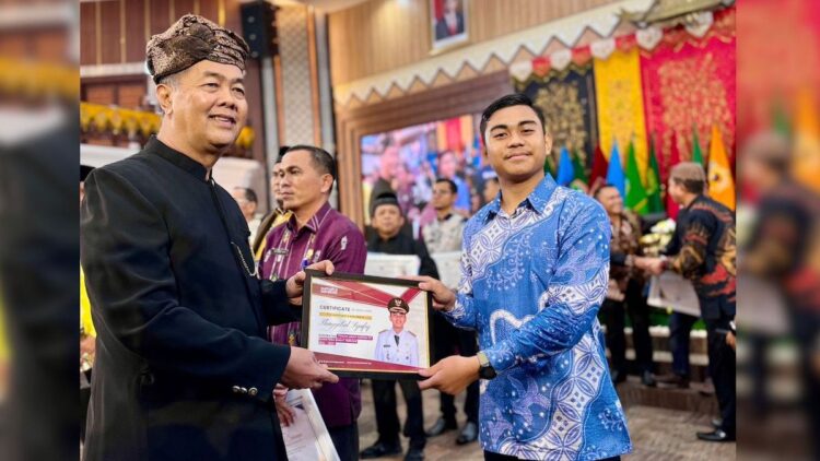 Musliar Kasim Serahkan Penghargaan Tokoh Anak Inspiratif Sumbar 2024, Thayyibal Syafiq Kembali Menjabat! 1 Thayyibal Syafiq kembali jadi tokoh anak inspiratif Sumbar tahun 2024. (dok. istimewa)