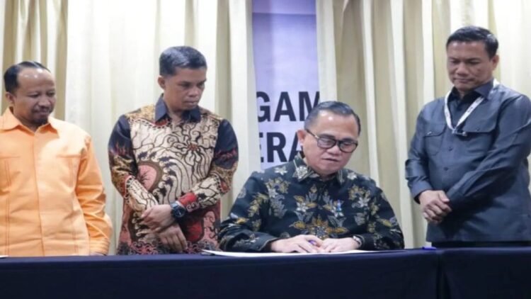 Pemko dan DPRD Bukittinggi Siap Bersinergi Berantas Korupsi 1 Penandatanganan komitmen bersama berantas korupsi antara Pemkot Bukittinggi dan DPRD di hadapan KPK (Antara/HO-Pemko Bukittinggi)
