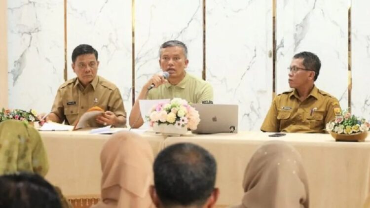 Penjabat Wali Kota Pariaman, Sumbar Roberia (tengah) memimpin rapat terkait validasi data 1.491 tenaga honorer di Pariaman. Antara/HO-Diskominfo Pariaman