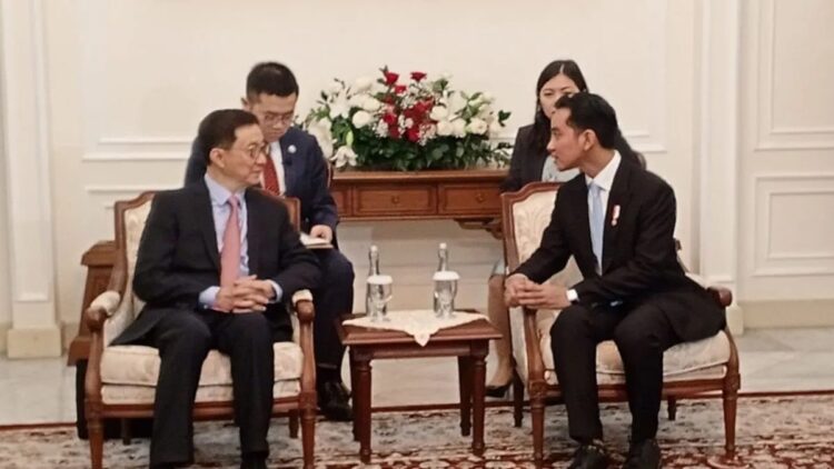 Wakil Presiden RI Gibran Rakabuming Raka menerima kunjungan kehormatan dari Wapres China Han Zheng di Istana Wapres, Jakarta, Senin (21/10/2024). (ANTARA/Benardy Ferdiansyah)