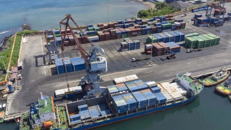 Foto udara aktivitas bongkar muat peti kemas di Pelabuhan Teluk Bayur, Kota Padang, Sumatera Barat (Sumbar). (Antara/Fandi Yogari)