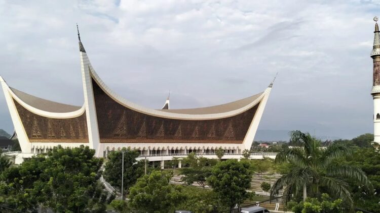 Foto Masjid Raya Syekh Ahmad Khatib Al-Minangkabawi Sumatera Barat salah satu ikon Ranah Minang. (ANTARA/Muhammad Zulfikar).