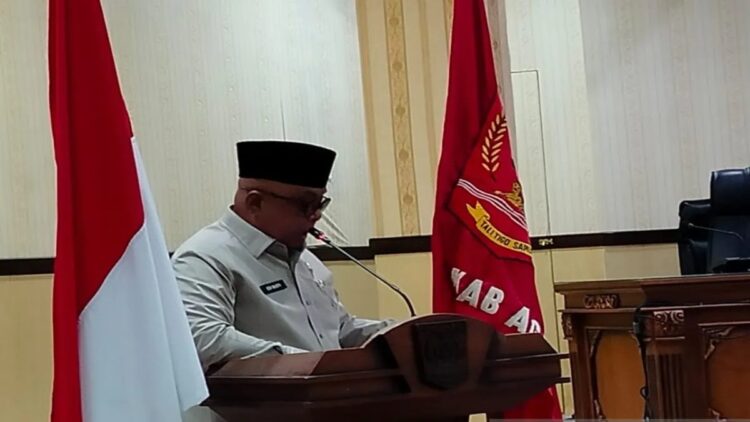 Sekretaris Daerah Agam Edi Busti sedang menyampaikan rencana APBD dihadapan anggota DPRD setempat. Dok Antara/Yusrizal