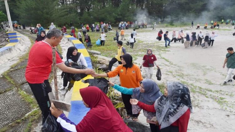 Pemko Pariaman menggerakkan tenaga honor untuk melakukan aksi bersih-bersih di Pantai Kata. (Foto: Dok. Istimewa)