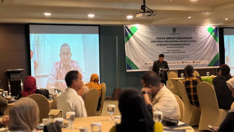 Anggota DPR RI asal Sumbar H Andre Rosiade membuka FGD Hasil Kerja Sama Regional dan Multirateral di Bidang Penanaman Modal Tahun Anggaran 2024, yang diselenggarakan Kementerian Investasi/BKPM, Rabu (8/10/2024) di Hotel Mercure Padang. (Foto: Dok. Tim AR)