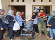Andre Rosiade Bantu Kursi Roda Anak Penjual Roti yang Idap Cerebral Palsy di Padang