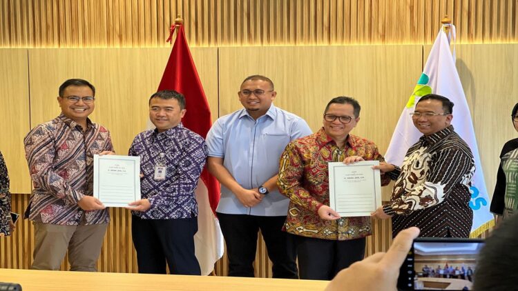 Andre Rosiade menyaksikan Penandatangan Perjanjian Ganti Rugi atas Pelepasan Aset PT KAI (Persero) untuk pengembangan Pelayanan Kelas Rawat Inap Standar (KRIS) di RSUP M Djamil Padang, Selasa (15/10/2024). (Foto: Dok. Tim AR)