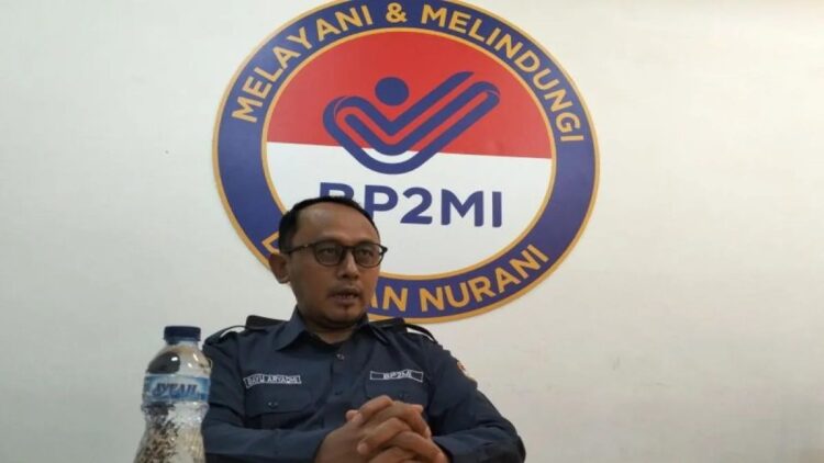 Kepala Balai Pelayanan Pelindungan Pekerja Migran Indonesia (BP3MI) Provinsi Sumbar Bayu Aryadhi saat diwawancarai di Padang, Rabu (16/10/2024). (ANTARA/Muhammad Zulfikar)