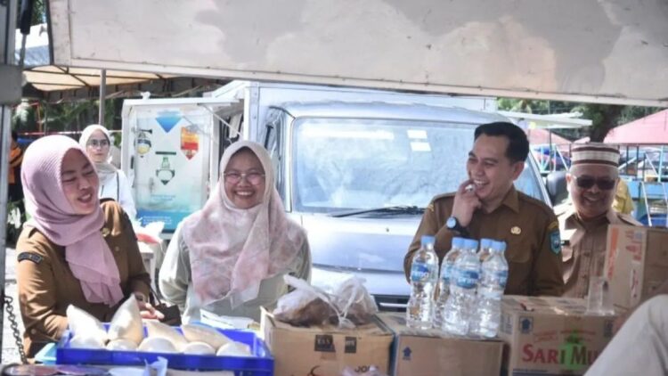 Perkuat Pengendalian Inflasi dan Kenaikan Harga Pangan, Ini yang Dilakukan Pemko Sawahlunto 1 Penjabat Wali Kota Sawahlunto Fauzan Hasan dan Kepala DKP3 Heni Purwaningsih pantau pelaksanaan Gerakan Pasar Murah, beberapa waktu yang lalu. (Antarasumbar/Yudha Ahada)