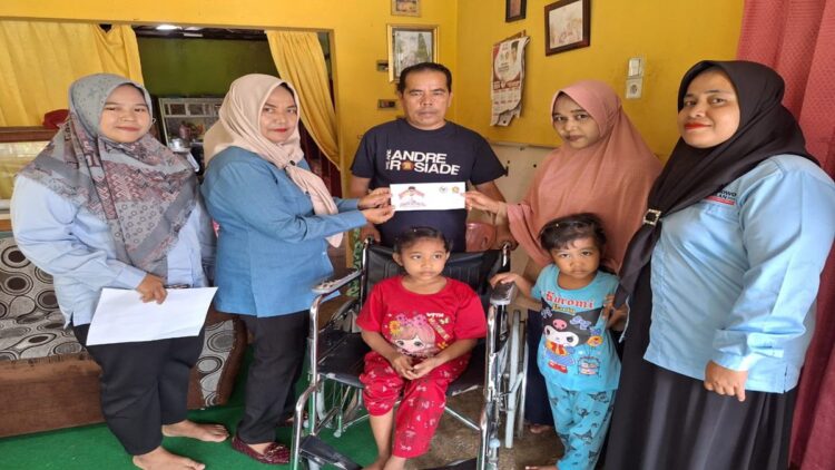 Andre Rosiade Bantu Bocah Penderita TBC Tulang di Padang 1 Tim Andre Rosiade menyerahkan bantuan untuk bocah penderita TBC tulang di Padang. (Foto: Dok. Tim AR)