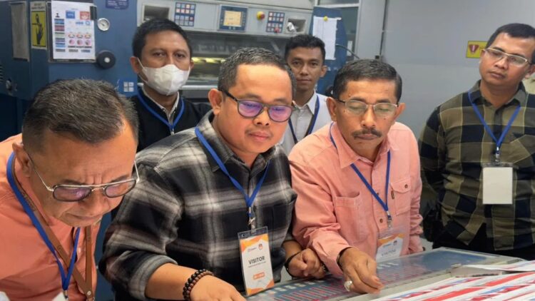 Monitor Pencetakan Surat Suara, KPU Sumbar Pastikan Sesuai Desain dan Ketentuan 1 Anggota KPU Provinsi Sumbar Ory Sativa Syakban (dua kiri) bersama Ketua KPU Sumbar (tiga kiri) memantau pencetakan surat suara. (ANTARA/HO-Humas KPU Sumbar.)