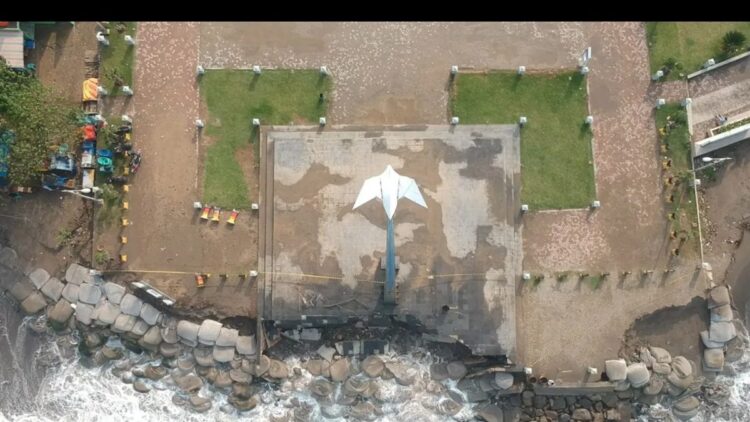 Foto udara abrasi pantai di Monumen Merpati Perdamaian Kota Padang pada 2019. (ANTARA/Fandi Yogari)