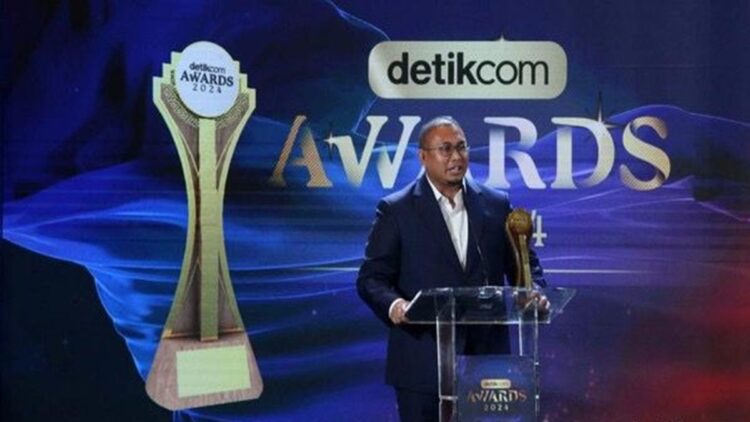 Anggota DPR RI asal Sumbar Andre Rosiade menerima penghargaan sebagai Legislator Pembela Rakyat 2019-2024. (Foto: Dok. detikcom)