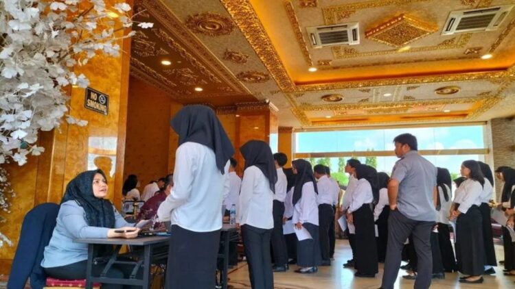 Cegah Joki CPNS, Kemenkumham Sumbar Terapkan Verifikasi Berlapis 1 Petugas Kanwil Kemenkumham Sumbar melakukan proses verifikasi manual kepada peserta ujian Seleksi Kompetensi Dasar (SKD) Calon Pegawai Negeri Sipil (CPNS) di Padang, Senin (21/10). (ANTARA/FathulAbdi)